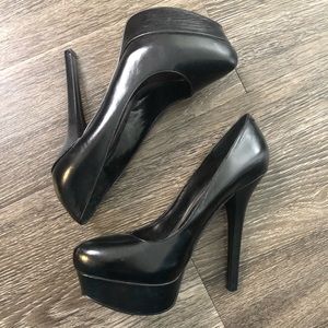 Black pumps